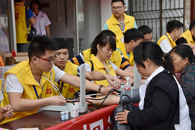 興義市人民醫(yī)院組織全科住院醫(yī)師進(jìn)社區(qū)義診活動