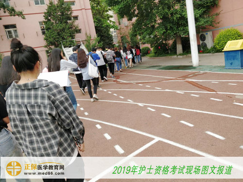 2019護士資格考試——考生準(zhǔn)備入場，緊張復(fù)習(xí)中