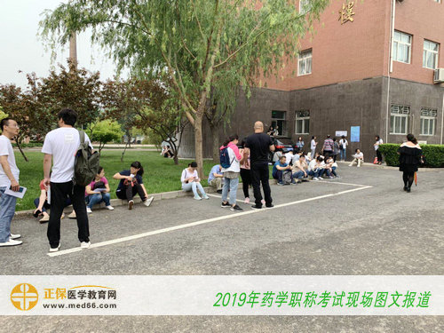 2019年主管藥師考試——考生緊張復(fù)習(xí)中