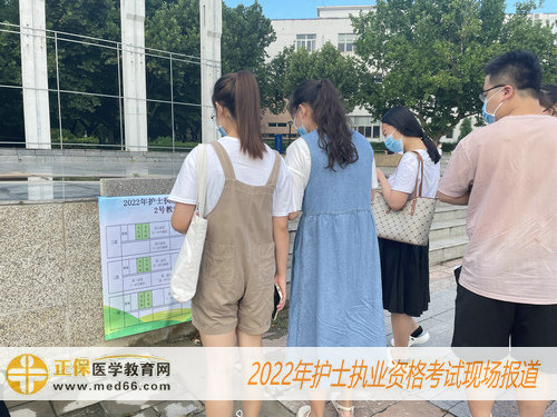 2022年護士考試場考生在查看考場分布指示圖